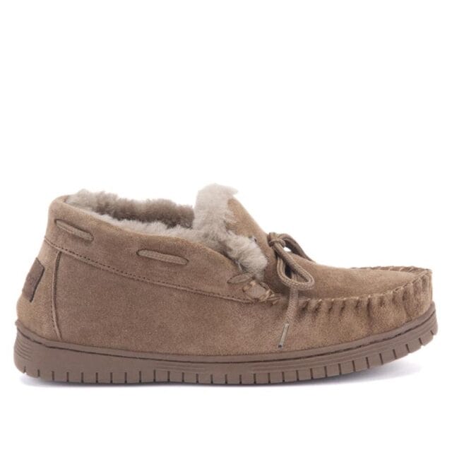 Hoge mocassin pantoffel van beige schapenvacht van Warmbat