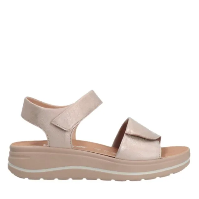 Afbeelding van goudkleurige leren sandaal van Hartjes, model 132.2002.98.00, met klittenband en uitneembaar voetbed, geschikt voor steunzolen.