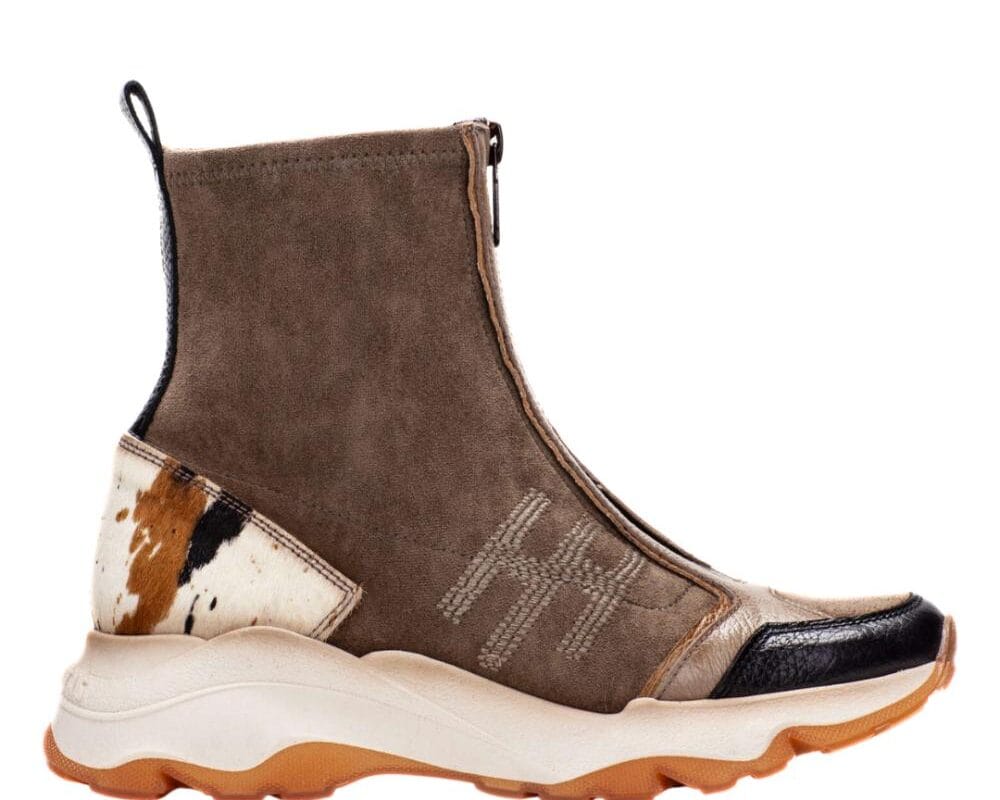 ZHI254364 Topo poni 1 Sportieve bruine boot van Hispanitas met ponyhair detail, rits aan de voorkant, leren toplaag en uitneembaar voetbed. Trendy én comfortabel.