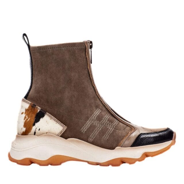 Sportieve bruine boot van Hispanitas met ponyhair detail, rits aan de voorkant, leren toplaag en uitneembaar voetbed. Trendy én comfortabel.