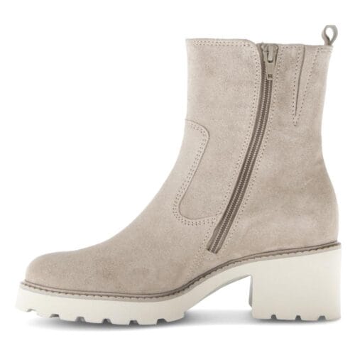 Beige suède damesboot van Gabor met hak, rits aan beide zijden en comfortabel voetbed
